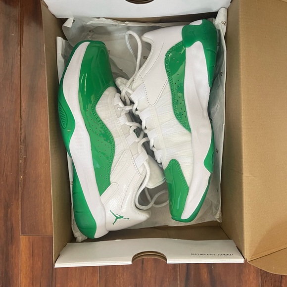 WMNS AIR JORDAN 11 CMFT LOW - size 7 - Picture 5 of 8